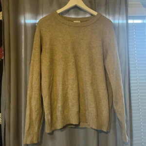 Beige/brun stickad Tröja  - Beige/brun stickad tröja ifrån VILA storlek XL. Ok skick lite nopprig och en fläck men inget som man märker jätte mycket.