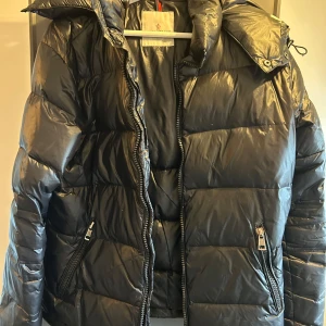 Moncler maya äldre modell - En äldre moncler maya som inte längre kommer till användning. Skavanker finns men inget märkvärdigt och i helhet en jätte fin och snygg jacka! Äkta.  Tveka inte att ställa frågor😁