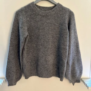 Stickad tröja - Fin stickad tröja i storlek xs, köpt från Zalando, endast använd 1 gång så inga defekter. Bara att skriva om ni har några funderingar eller för fler bilder🥰 