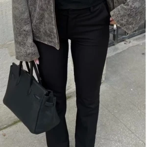 Kostymbyxor  - Snygga kostymbyxor från bikbok i modell ”vilma”. Gott skick då de knappt är använda, säljs pga används inte.