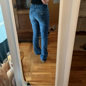 Levis jeans  - Levis jeans 515 bootcut. De är i bra skick men liiite slitna längst ned vid fötterna. Hittar inte stolek men passar S/M skulle jag säga. Jag är 167cm som referens. Midjemått 39cm, innerbenslängd 80cm. Hör gärna av er med frågor! 
