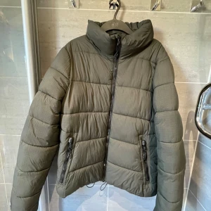 Superdry vinterjacka  - Mörkgrön vinterjacka från Superdry I storlek M. Perfekt nu när det blir kallare ute.Jackan är i mycket fint skick.