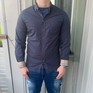 Burberry Skjorta - Burberry skjorta i fint skick! Pris kan diskuteras vid snabb affär.