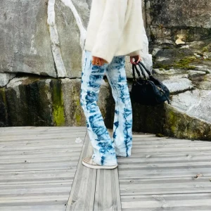 Jeans - Ett par skit snygga tiedye jeans som passar med allt pris kan diskuteras 