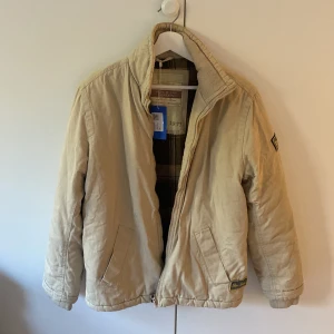Beige höstjacka - Jacka köpt från sellpy, endast testad och är i bra skick. I storlek S men är ganska stor i storleken. 