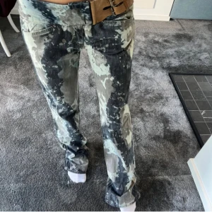 Diesel jeans  - Säljer ett par unika diesel jeans! Super snygga me Tyvär för små för mig. Kom privat för fler bilder eller om du har frågor!❤️Det är inga fickor på dom 