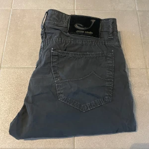 Jacob Cohen byxor  - Tjenare, jag säljer ett par sjukt snygga och stilrena byxor från Jacob Cohen. Dem är storlek 31 modell 622 och nästan nya. Skriv om ni undrar något ✌️