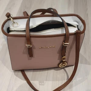 Ny Handväska  - Mycket fin handväska, ej använd. Kopiia