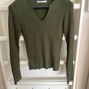 Grön tröja - Ribbad tröja från NaKd. Perfekt till hösten, mycket bra skick