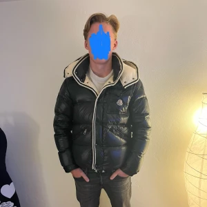 Moncler branson jacket - Hej!  Säljer denna Moncler jacka i storlek M av modellen Branson som har vit insida. Jackan är köpt för två år sedan i Paris och är knappast använd. Modellen är 183cm och väger 70kg. Hör av er vid frågor och funderingar!