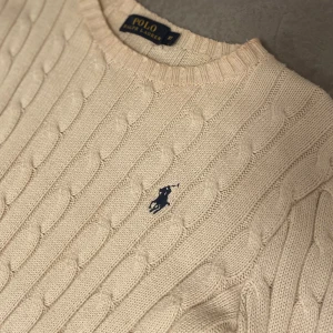 Ralph Lauren Kabelstickad tröja  - Jättefin kabelstickad Ralph Lauren tröja storlek XS. Jättefint skick och inga slitningar! Nypris 2295kr på Zalando säljes för 400kr🥰 Dam-modell 