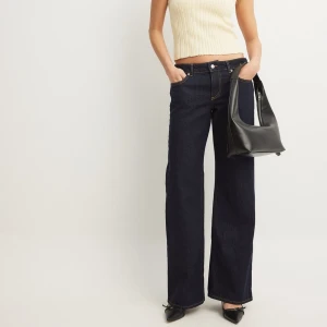 Nakd lågmidjade jeans - Superfina mörkblåa lågmidjade jeans ifrån NAKD i storlek 36. Nypris 699 Modellen är 173 så de är långa.   Nya med prislapp