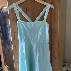 Klänning  - Jätte fin klänning ifrån h&m som jag säljer då den är för liten. Storlek S men skulle passa någon som har XS också. Säljer för 100 kr plus frakt🥰🤩
