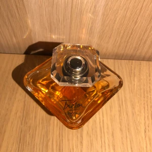 Lancome Tresor Eau de Parfum - Har används en gång. Lukten är väldig höstlig och varar i flera timmar. Säljer då den för doften inte passar just mig. Orginal pris: 1300kr säljer för 900kr!!