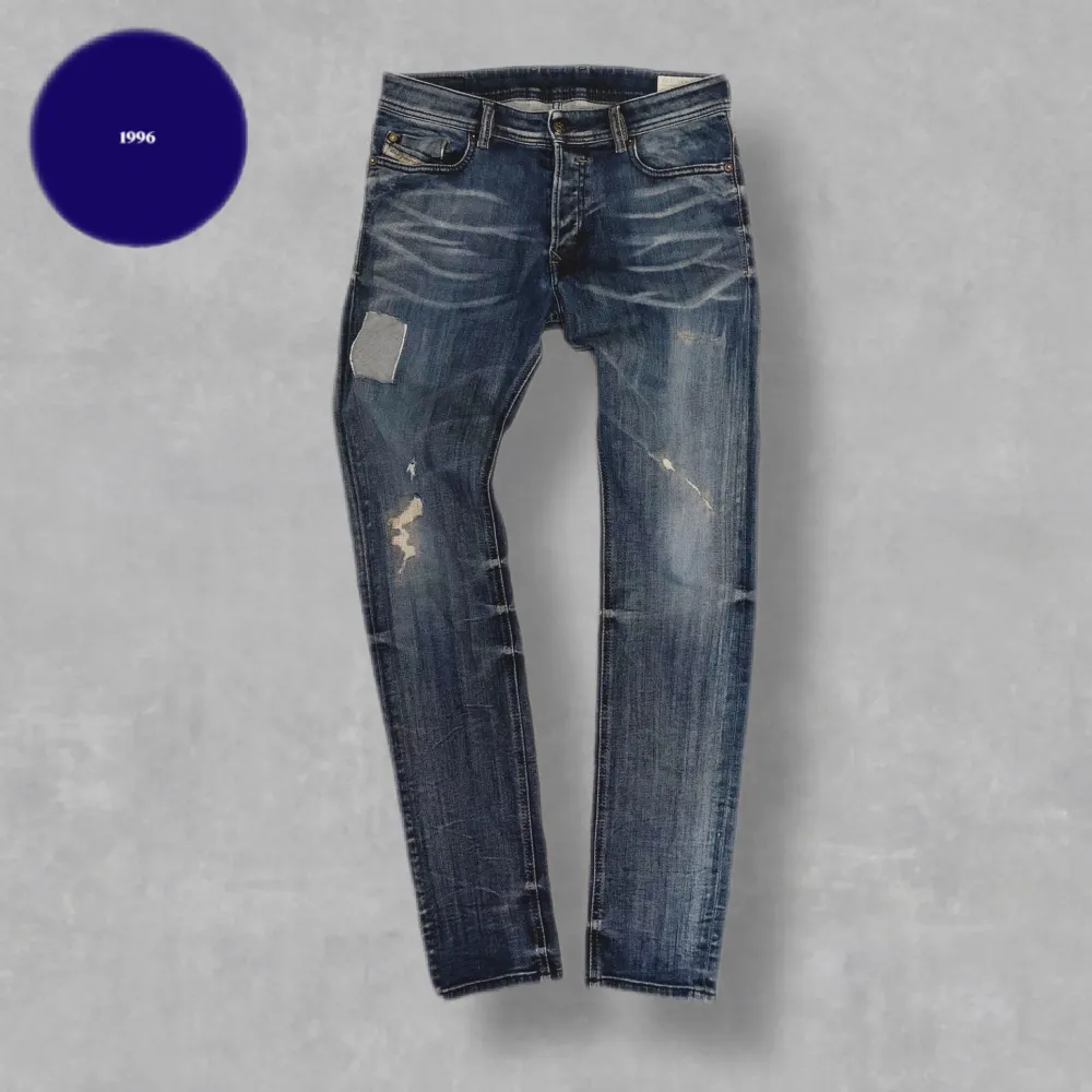 Säljer nu dessa grymt snygga jeans från Diesel ! Jeansen är i ett bra skick, med sjukt snygg tvätt samt slitningar. | Storlek W31 L32. | Passform: Slimfit. | Skriv vid funderingar!. Jeans & Byxor.