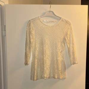 Vit spetsblus från J. Gelbgg - Säljer en superfin vit spetsblus. Blusen har trekvartsärmar och en söt volangdetalj nedtill. Perfekt för både vardag och fest! 💫
