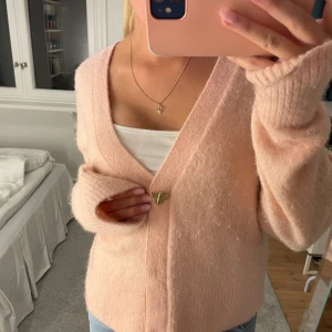 &other stories kofta  - Jättesöt kofta från &other stories, lite nopprig på vissa ställen men inget som inte går att ta bort, 100% ull och jätteskön!🩷