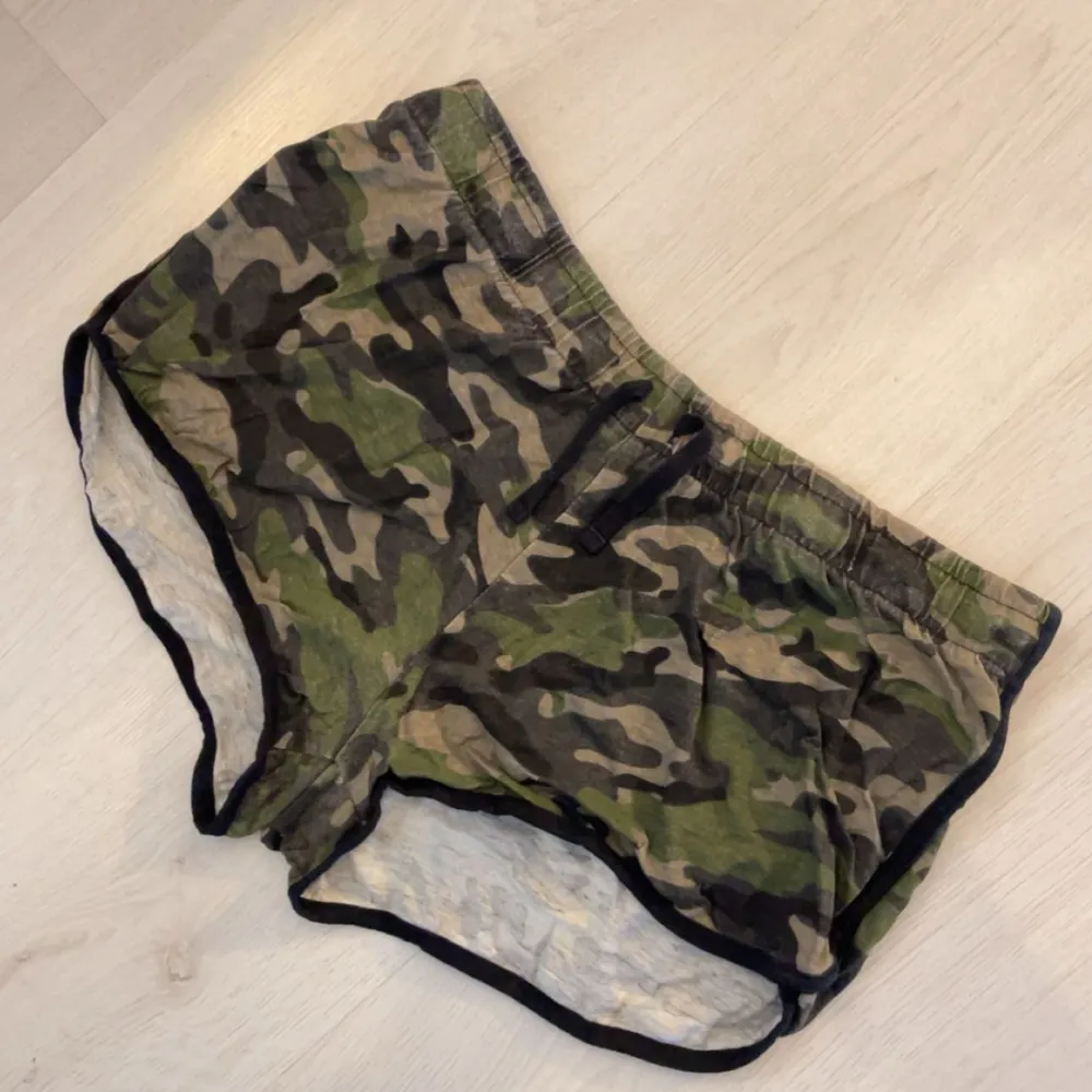 Camouflage shorts. Säljer för att de aldrig har kommit till användning . Shorts.