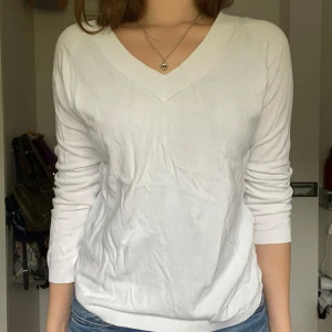 V-ringad tröja - Vit v-ringas tröja i tunnstickad ull. Ärmarna är lite korta på mig som man ser på andra bilden, men superfin att ha lite uppkavlad. Inga lappar men passar mig som S