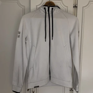 Sail Racing Race zip hood - Storlek M, vit sail racing tröja. Skicket är okej, logan på luvan är något sliten.  Nypris: 1099kr