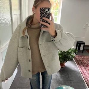 Höstjacka  - Super fin Höstjacka från NAKD tror jag! Storlek L men passar som M eller S! Lite nopprig samt har några fläckar som jag tror ska gå bort i tvätten, men är inte helt säker! ❤️nypris ca 1000!