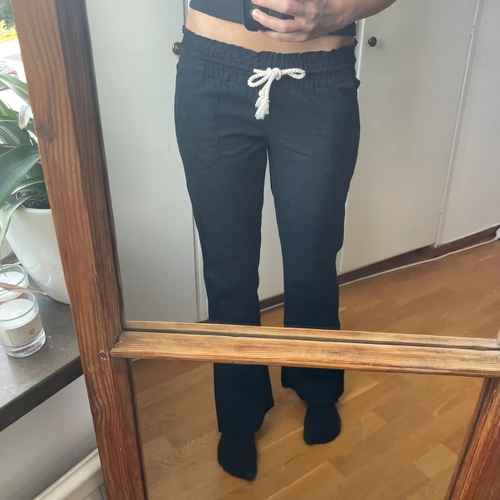 Lågmidjade linnebyxor från Roxy i nyskick. Har ej används pga fel storlek för mig 💗 mörkblå. Jeans & Byxor.