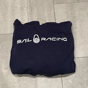 Hoodie från Sail Racing - Säljer denna riktigt feta hoodie från Sail Racing. Knappt använd och inga defekter. Nypris 799kr. Priset kan diskuteras 