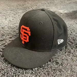 Hej säljer min new era fitted cap med San Francisco Giants logga, kepsen är sparsamt använd. Tveka inte med att ställa frågor! Mvh Edvin