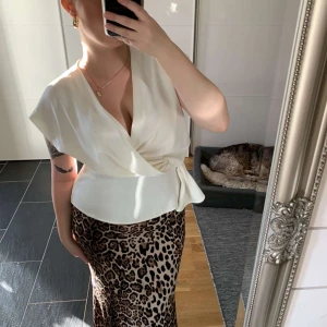 Zara topp - Jättefin vit blus med knytdetalj från zara I mycket bra skick Stl m Använt fåtal gånger