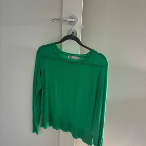 Tunn stickad tröja - Säljer min tunna stickade tröja från Zara. Tröjan är grön i storlek S. Den är endast använd några gånger och ser ut att vara ny.   Pris: 75kr plus frakt
