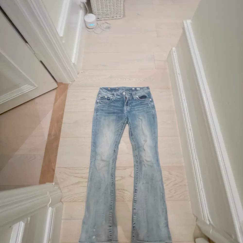 Bra skick nästan aldrig använda då de är förstora för mig som är 165 och ofta bär xs/s pris kan diskuteras vid snabbt köp. Jeans & Byxor.