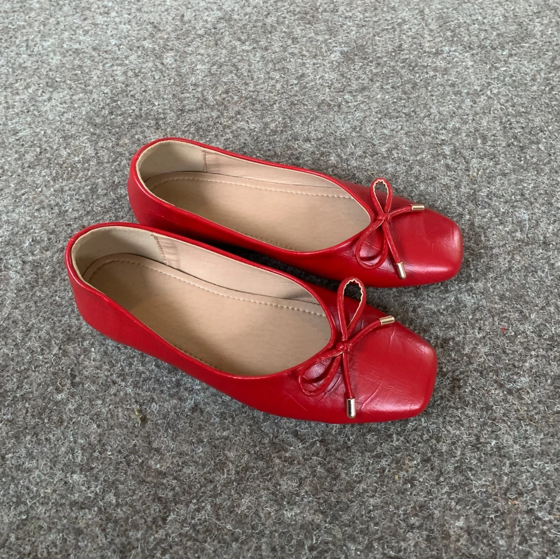 Röda ballerinaskor med rosett