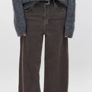 Aldrig använda jeans från NAKD - Aldrig använda från NAKD, skit snygga men för långa för mig! Har fortfarande prislapp på.   Midjemått 70cm Höftmått 94cm Innebenslängd 83cm  Ordinariepris 599kr säljer för 250kr!  
