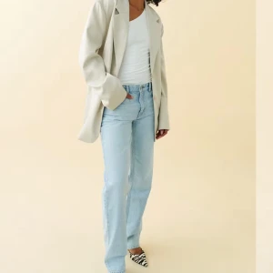 Ljusblå low waist jeans - gina tricot - Säljer ett par ljusblå jeans från Perfect Jeans i storlek 32. De har en klassisk straight passform och är perfekta för både vardag och fest. Jeansen är i bra skick och har en snygg, enkel design med fem fickor och knappgylf. Perfekta för vår och som