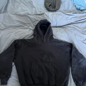 Yeezy Gap hoodie - I väldigt bra skick. Nypris är 1800kr. Pris diskuterbart.