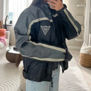 Vintage biler jacka - Väldigt använd då den är vintage, köpt för 930kr