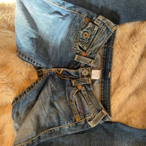 Vintage true religion - Modellen är slim köpta second hand och har tyvärr en rosa fläck från tidigare ägaren (syns på 3dje bilden) alla bilder är egna! ☺️ Använd dm innan köp/för fler bilder 💞