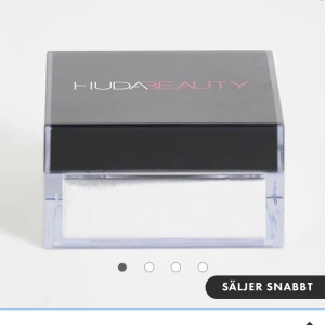Huda Beauty Setting Powder i Sugar Cookie - Säljer en Huda Beauty Easy Bake Powder som är köpt direkt från hennes hemsida. Använd i några veckor och finns mycket kvar