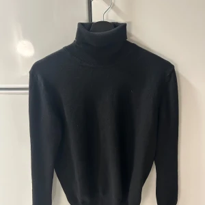 J.Lindeberg - J.Lindeberg turtleneck i gott skick  Storlek XL men passar M pga tvätt  Obs! Tvätta inte i maskin