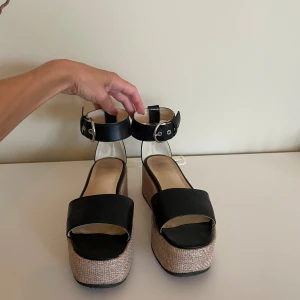Vagabond platåsandaler - Platåsandaler från Vagabond Svart och beige läder Platåsulan är ca 6 cm