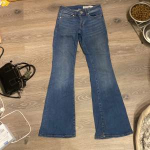 Snygga bootcut jeans från Vero moda mid waist, köpte nya för 499