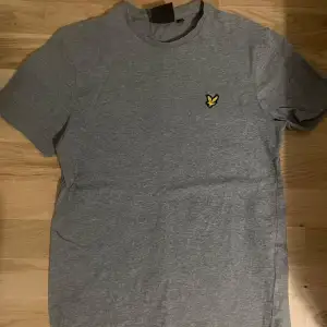 Hej! Jag säljer denna gråa lyle and Scott T-shirten då den är för liten för mig, den är använd bara ett få antal gånger, inga som helst defekter och är i storlek XS. Köptes för 350