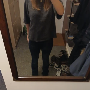 Lee jeans! - Riktigt snygga lågmidjade och bootcut lee jeans! Färgen är väldigt mörkblå, de ser nästan svarta ut. Som nyskick då de aldrig är använda, skriv om du har fler frågor :) (modellen är 168 cm)