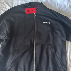 HUGO BOSS KOFTA  - Säljer den skitsnygga Hugo boss koftan pga den är för stor för mig. Den är helt oanvänd och prislappen sitter kvar! 