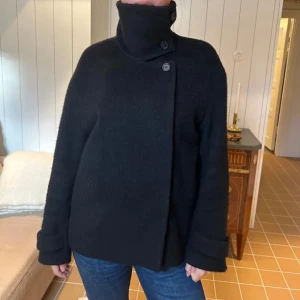 Arket jacka - Säljer min arket jacka som är sparsamt använd! Storlek 34, minsta storleken. Köptes förra vintern för 2200 på arkets hemsida ❤️ köp direkt för 950 