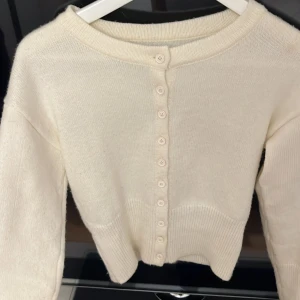 Stickad kofta  - Stickad kofta. Creme vit/off white. Använd en del gånger, en del nopprig tyvärr … för övrigt fint skick.❤️