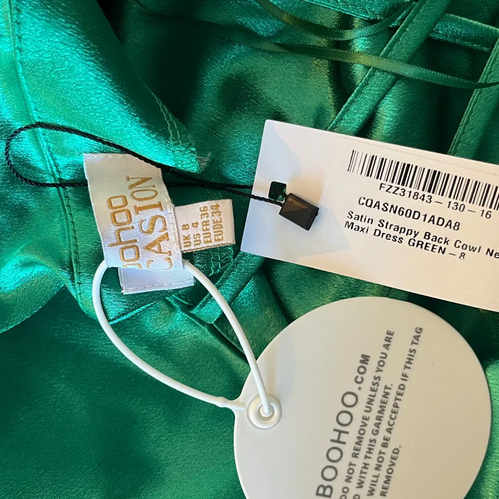 En grön långklänning som aldrig kommit till användning 💚 perfekt till balen 🤩 Från Boohoo i storlek 34💚  Originalpris 38 Euro 💚. Klänningar.