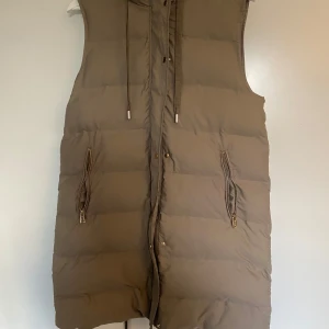 Zara väst - Längre väst ifrån Zara som knappt är använd, i storlek S men passar även för M.