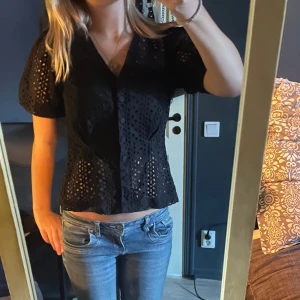 Svart stockh lm - Svart blus ifrån märket Stockh lm köpt på MQ med blom mönster & knappar. Den är i storlek 38, och det Finns inga defekter💕