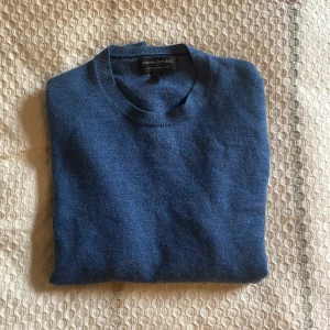 Tröja av merinoull - Ljusblå tröja av 100% merinoull av märket Banana Republic. Storleken är s men sitter som xs. Själv är jag 178, sitter väldigt litet och tajt på mig. Tröjan är i bra skick, inga synliga deffekter. Fraktar postnord eller möts på södermalm(stockholm).